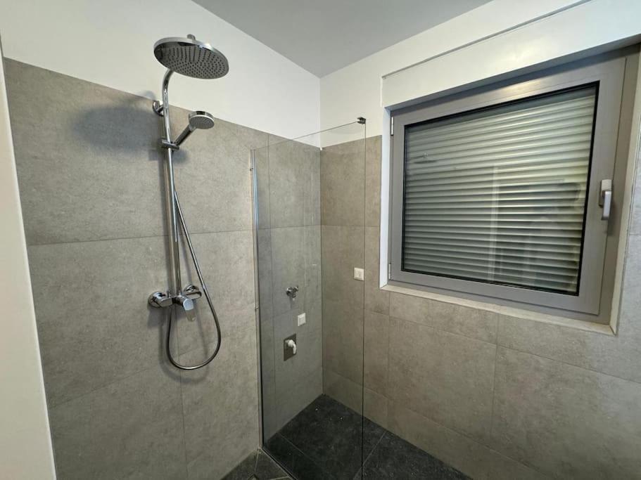 וינה Rooftop Apartment With Balcony & Free Parking מראה חיצוני תמונה