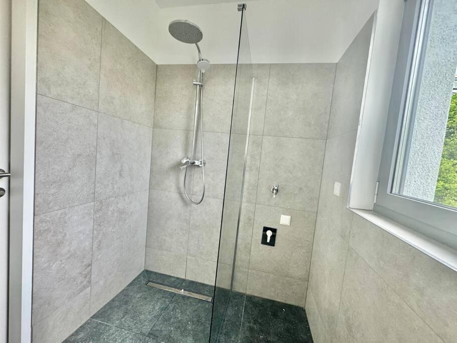 וינה Rooftop Apartment With Balcony & Free Parking מראה חיצוני תמונה
