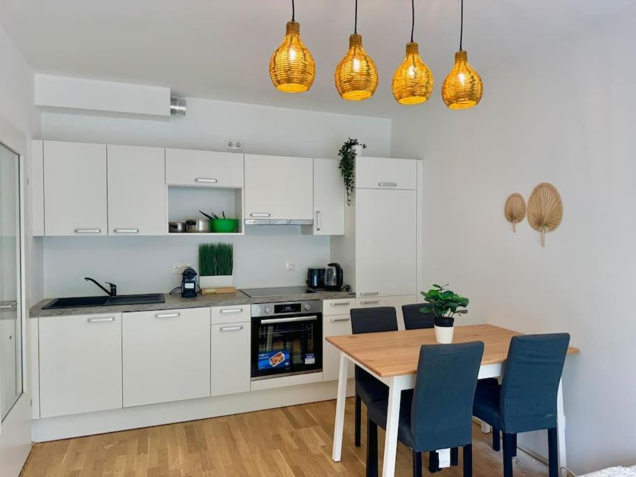 וינה Rooftop Apartment With Balcony & Free Parking מראה חיצוני תמונה